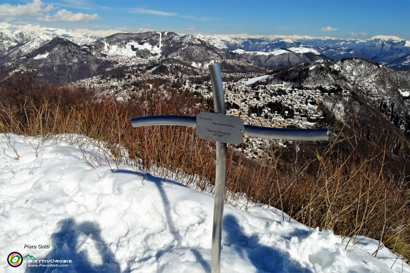 02 Dalla piccola croce del  Monte Podona bella vista sull'altopiano Selvino-Aviatico .JPG